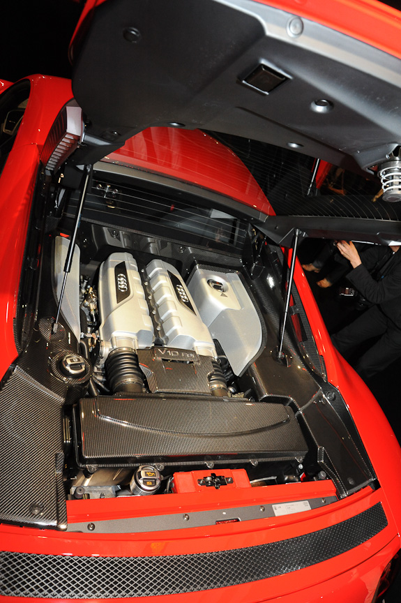 リアウィンドウからエンジンを覗けるのもR8ならでは