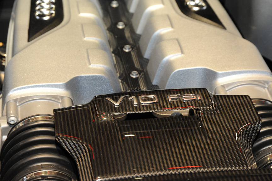 リアウィンドウからエンジンを覗けるのもR8ならでは