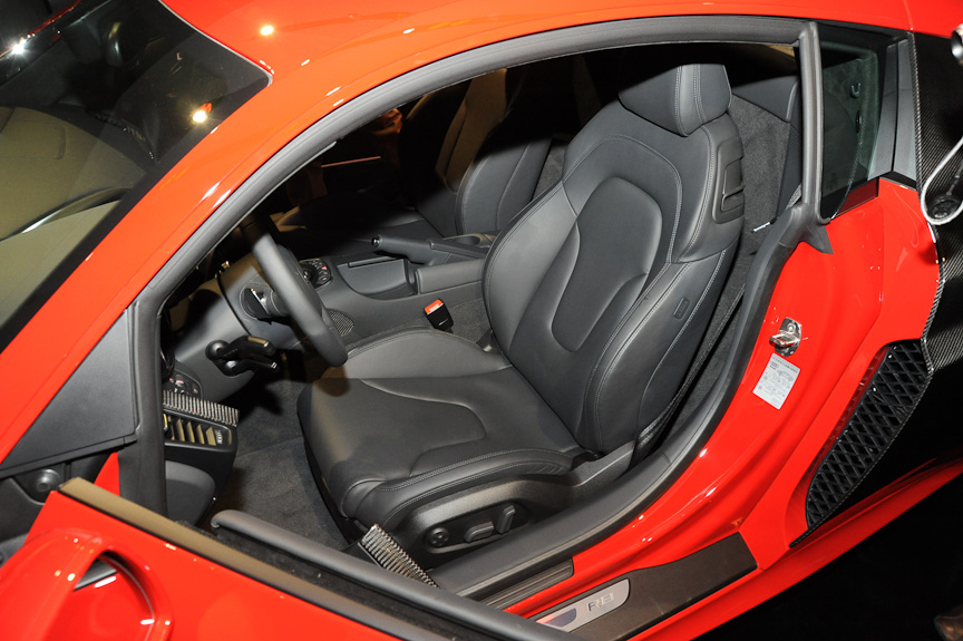 展示車は車体色がブリリアントレッド、内装色がブラック<small></small>