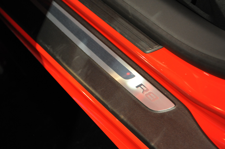 展示車は車体色がブリリアントレッド、内装色がブラック<small></small>