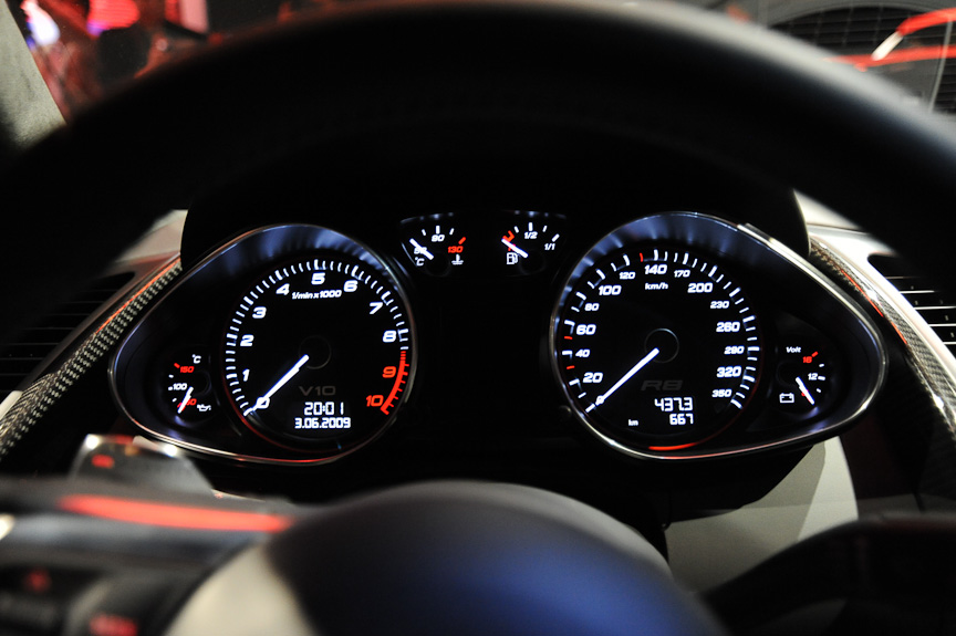 インストゥルメントパネルにもV10の文字