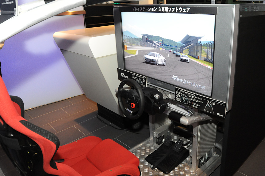 ブース前にあったプレイステーション3用ドライブシミュレータ「GT5プロローグ」のR8バージョン