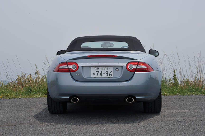 コンバーチブルは電動ソフトトップを備える。14の車体色、7つのソフトトップ色が用意され、どのような組み合わせにでもできる