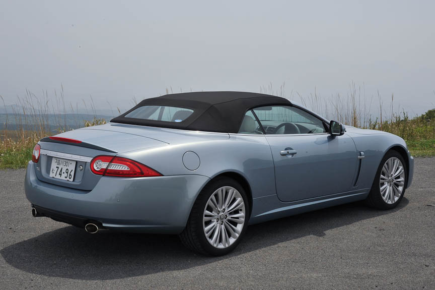 コンバーチブルは電動ソフトトップを備える。14の車体色、7つのソフトトップ色が用意され、どのような組み合わせにでもできる