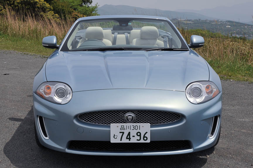 コンバーチブルは電動ソフトトップを備える。14の車体色、7つのソフトトップ色が用意され、どのような組み合わせにでもできる