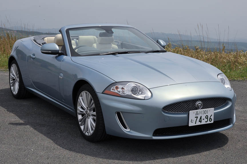 コンバーチブルは電動ソフトトップを備える。14の車体色、7つのソフトトップ色が用意され、どのような組み合わせにでもできる