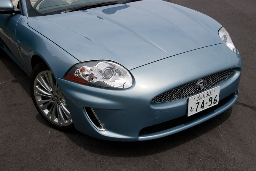 長大なエンジンフードは前ヒンジ