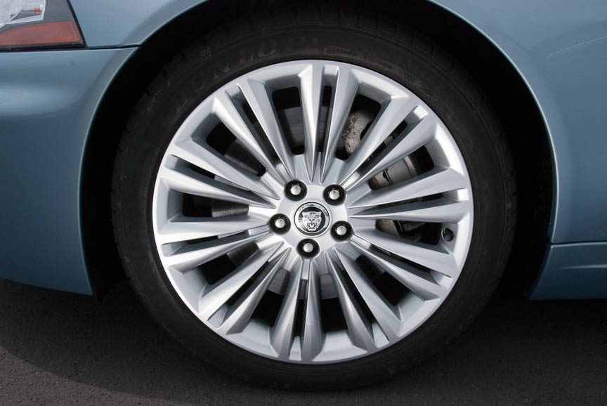 トランクルーム。上部にソフトトップを格納するスペースが必要なので、容量は限られる