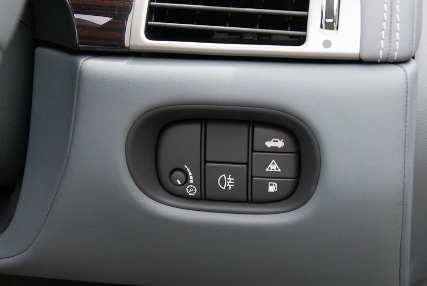 ライトコントロールはステアリングコラムのスイッチに集約されているが、フォグランプだけはここ