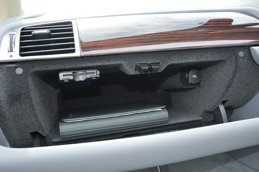 グローブボックス内にETC車載器を備える