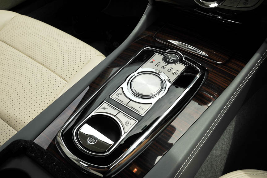 XFから搭載されるようになった「Jaguar Driveセレクター」。エンジン始動とともにダイヤルのATセレクターが上昇して操作可能になる。パーキングブレーキは電動式