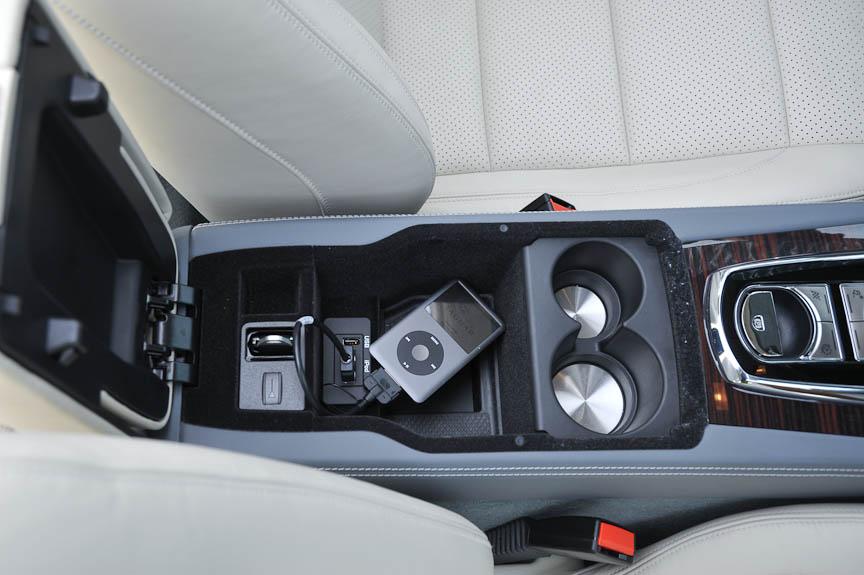 iPodやUSBオーディオのインターフェイスとリモコンキーの格納場所はアームレストの中