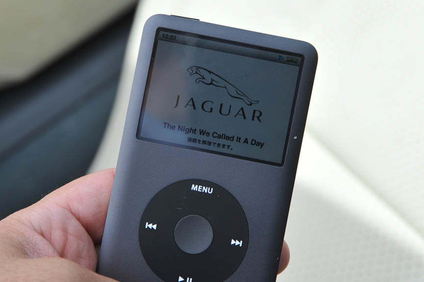 iPodを接続するとJaguarのロゴが表示される