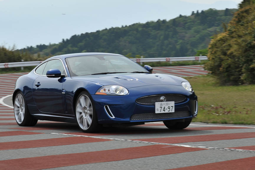 「SUPER CHARGED」の文字が刻まれたボンネットのエアアウトレットはXKRだけのもの