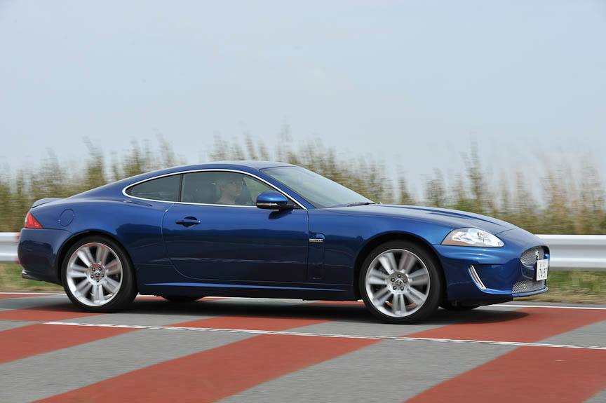 スーパーチャージャー付V8エンジン