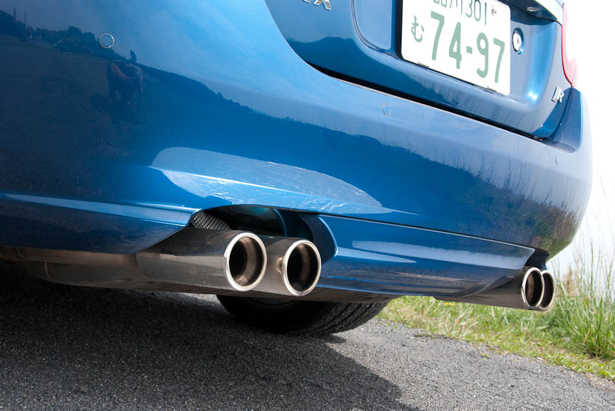 エグゾーストパイプは左右4本出し