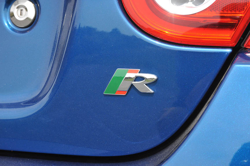 外装、内装の随所にRの文字があしらわれる