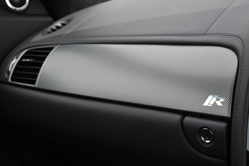 外装、内装の随所にRの文字があしらわれる