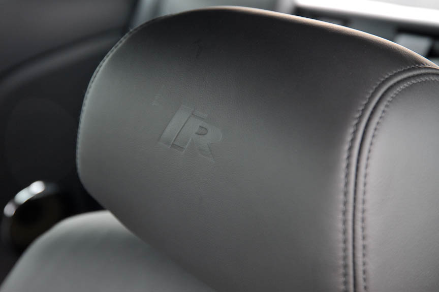 外装、内装の随所にRの文字があしらわれる