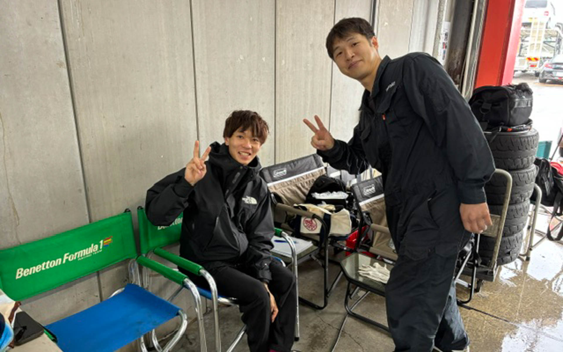 ナイトスポーツのメカニック。左はメカニック兼ドライバーのセン君。右はメカの村岡君。徐々にレースにも慣れてきたところで、これから手順を整理していく予定