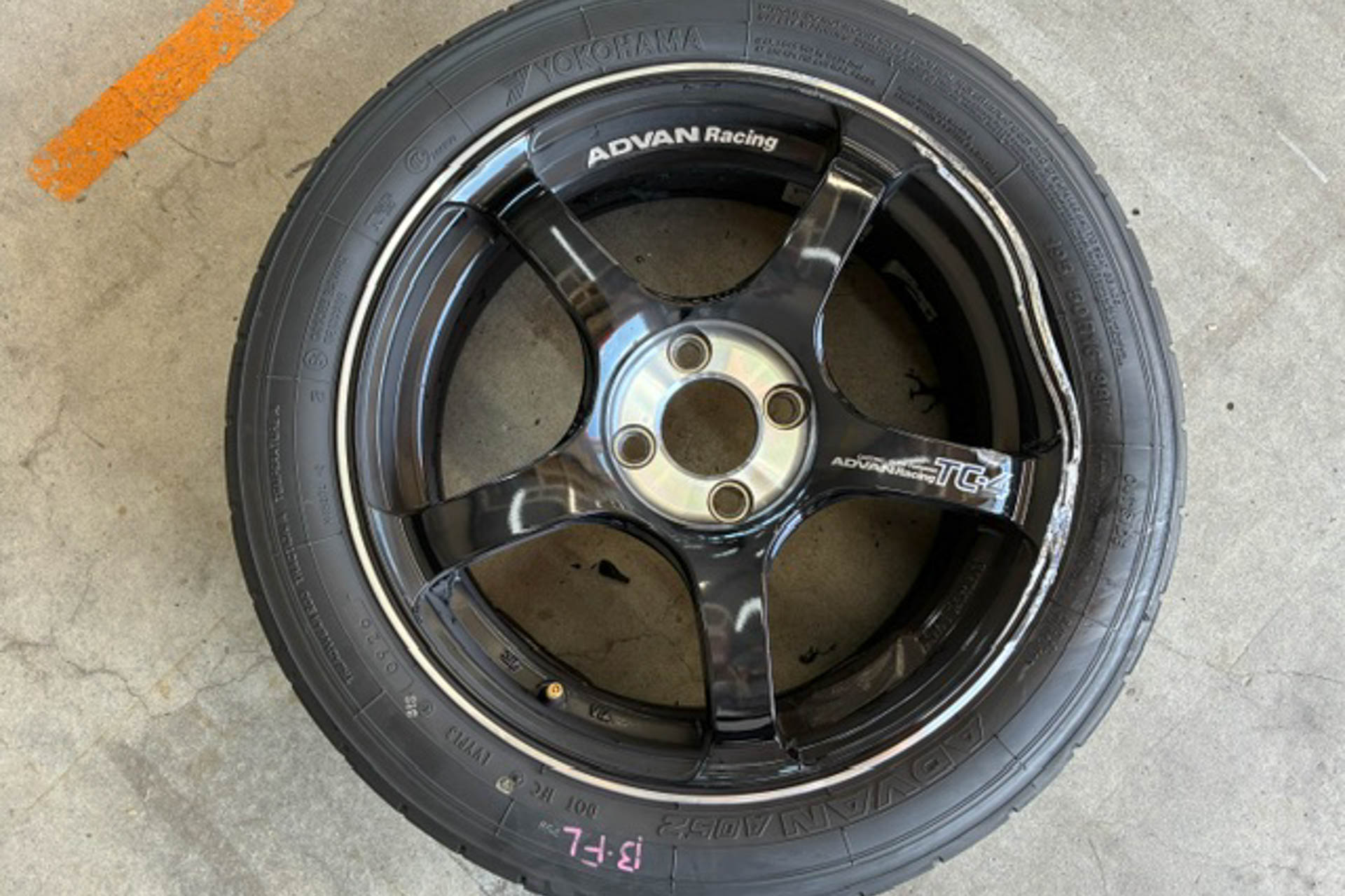 軽くて頑丈なADVAN Racing TC4ホイールが曲がってしまった。ラリーでもなかなか見ることはない。装着していたA052は問題なかったのが幸い。次も使えそうです