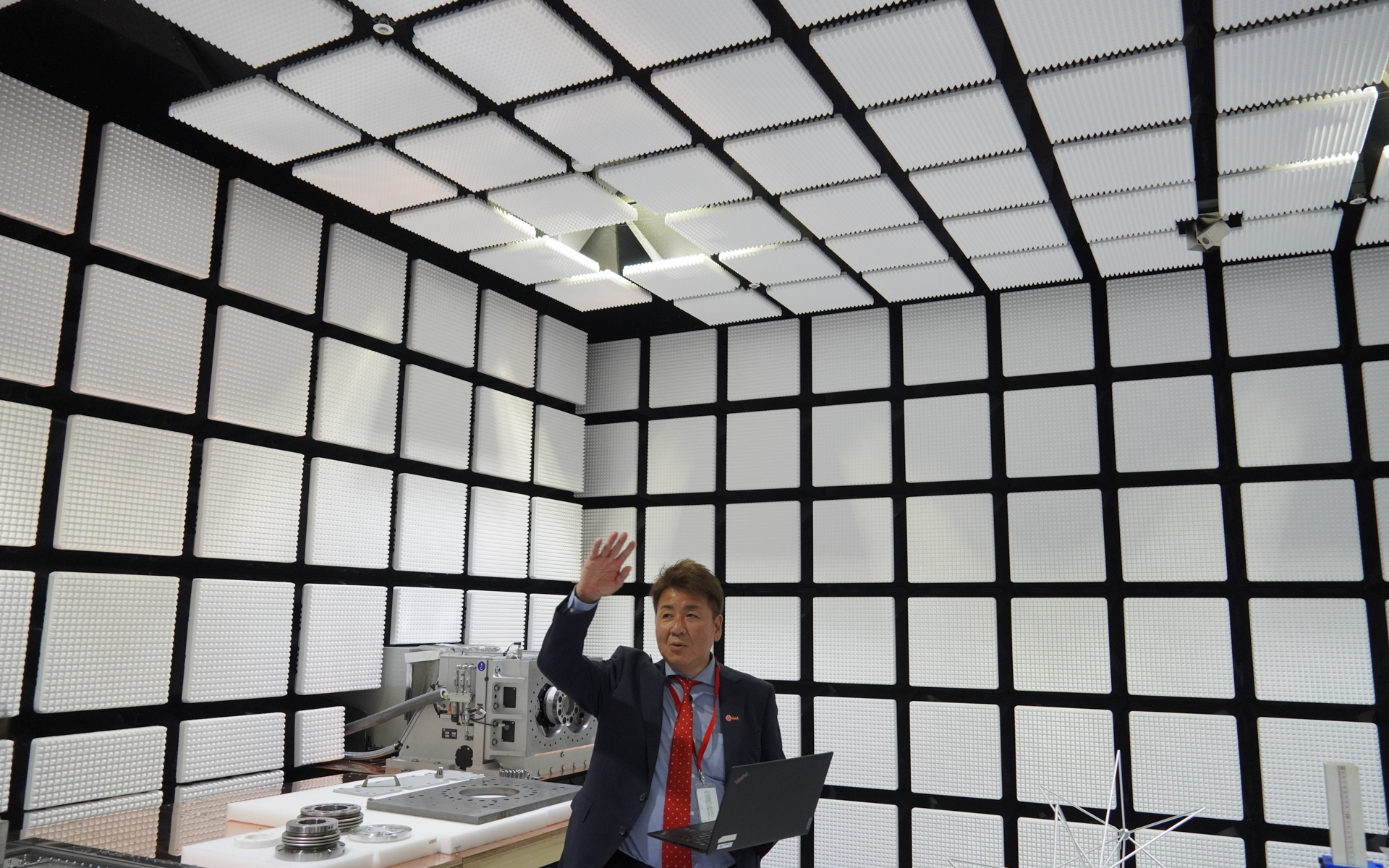EHV Camber 1の説明をする株式会社UL Japan コンシューマー機器事業部 事業部長 田畑裕也氏