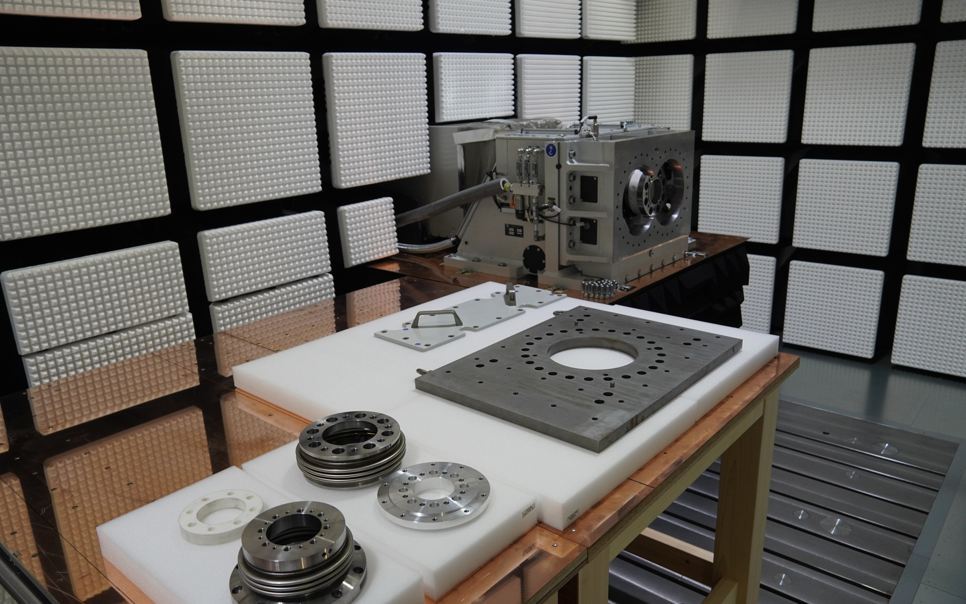 EHV Camber 1。ダイナモメーターに接続する機器はここに接続するが、ダイナモメーター自体はシャフトでつながり電波暗室外にある