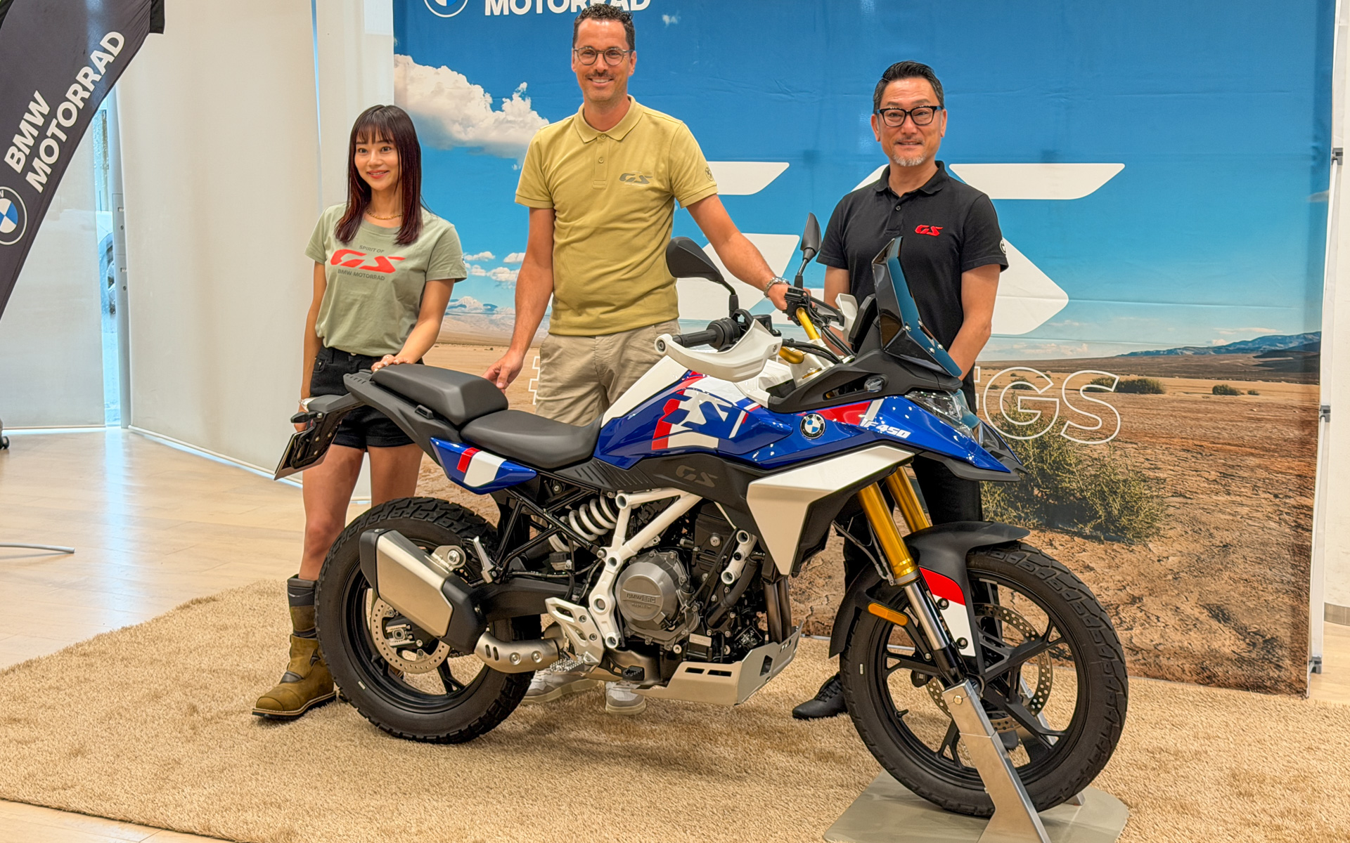国内初披露された新型「F 450 GS」。写真は左から、ゲストで登場した女優・タレントの指出瑞貴さん、BMW Motorrad グローバル・マーケティング・ダイレクターのマルティン・シュライペン氏、BMW Motorrad Japan ジェネラルマネージャー 大隅武氏