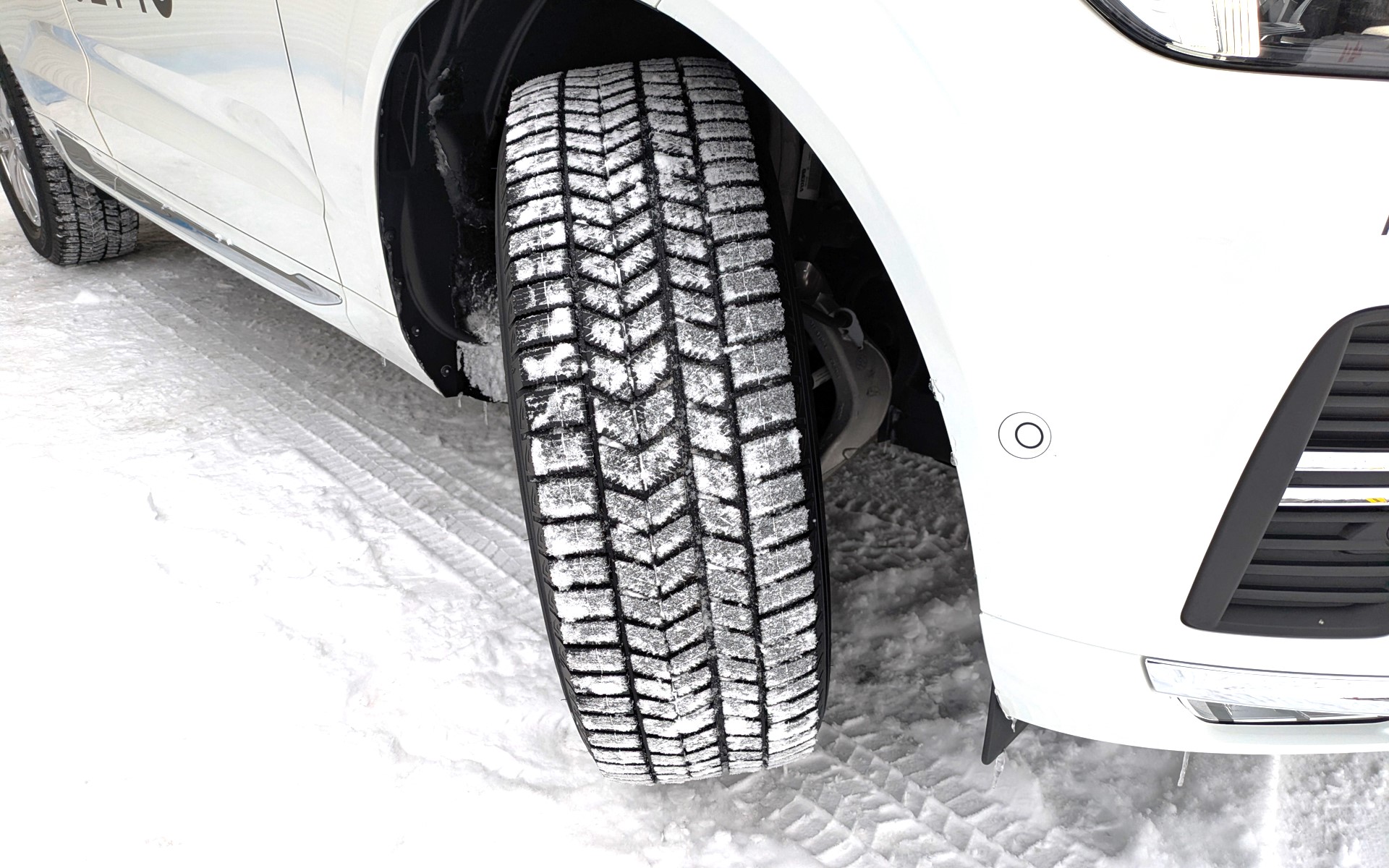タイヤサイズは前後とも235/60R18