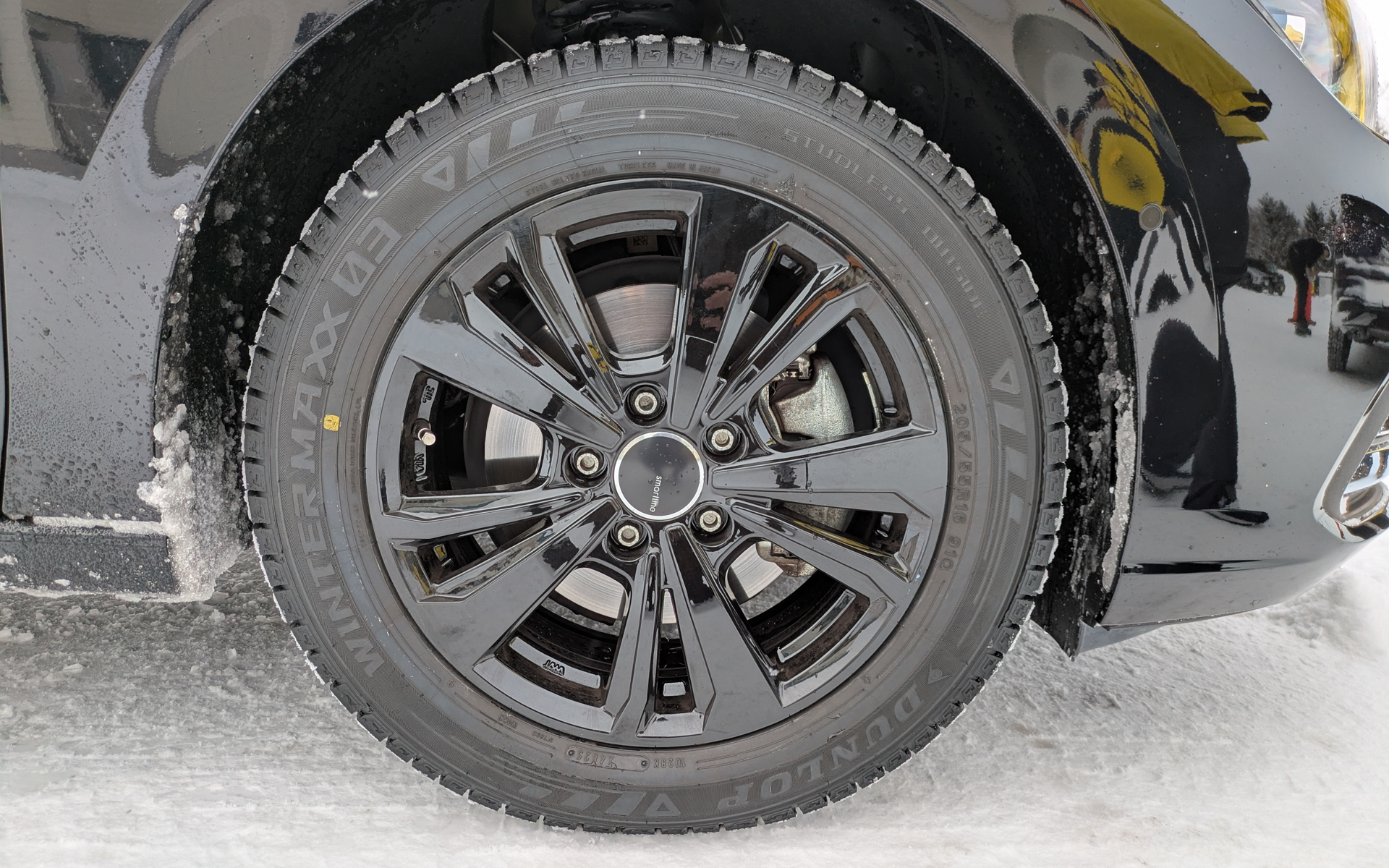 黒いボディの「ゴルフ8」は従来品「WM03」を履いている。サイズは前後205/55R16