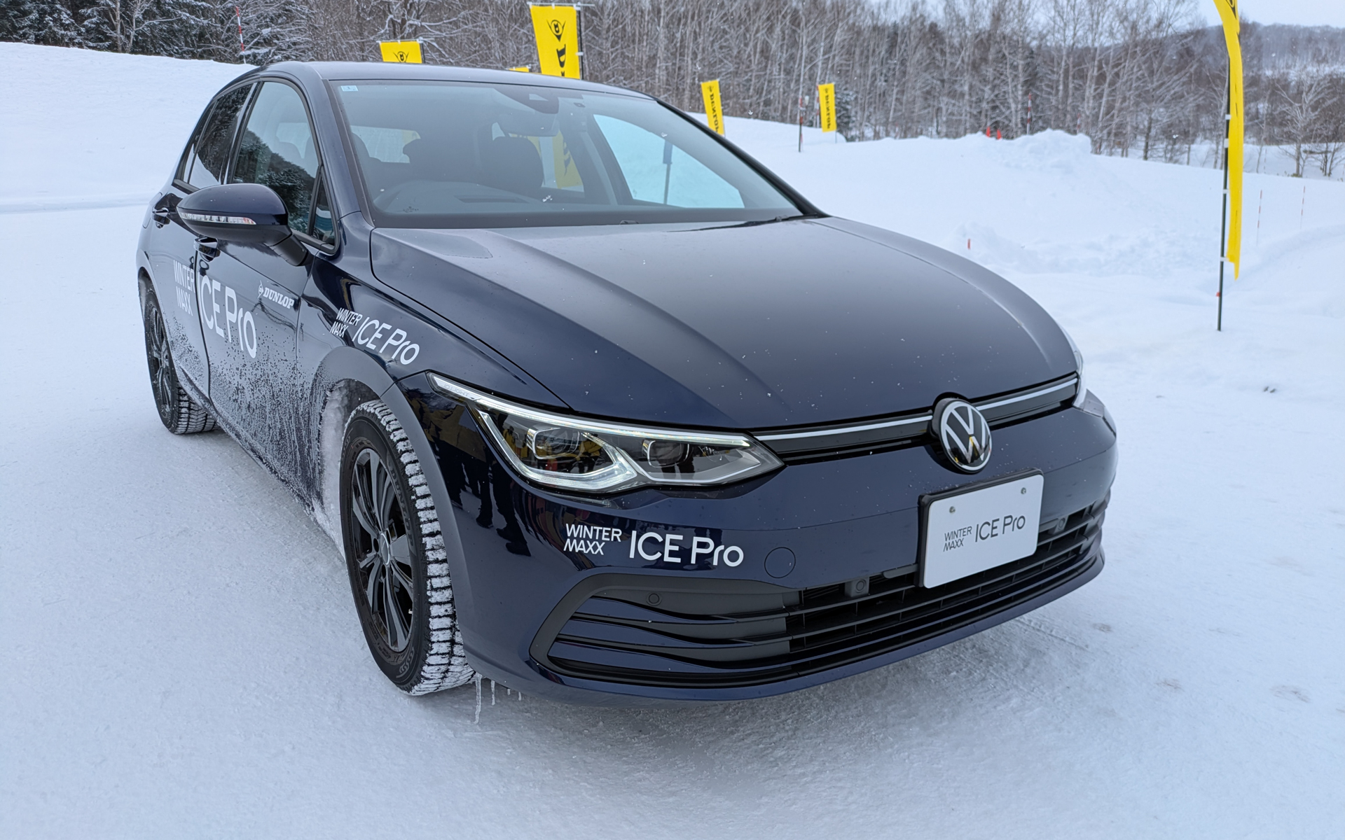 テストコース内での試乗車はフォルクスワーゲン「ゴルフ8」で紺色ボディは新製品のWMアイスプロ。サイズは前後205/55R16