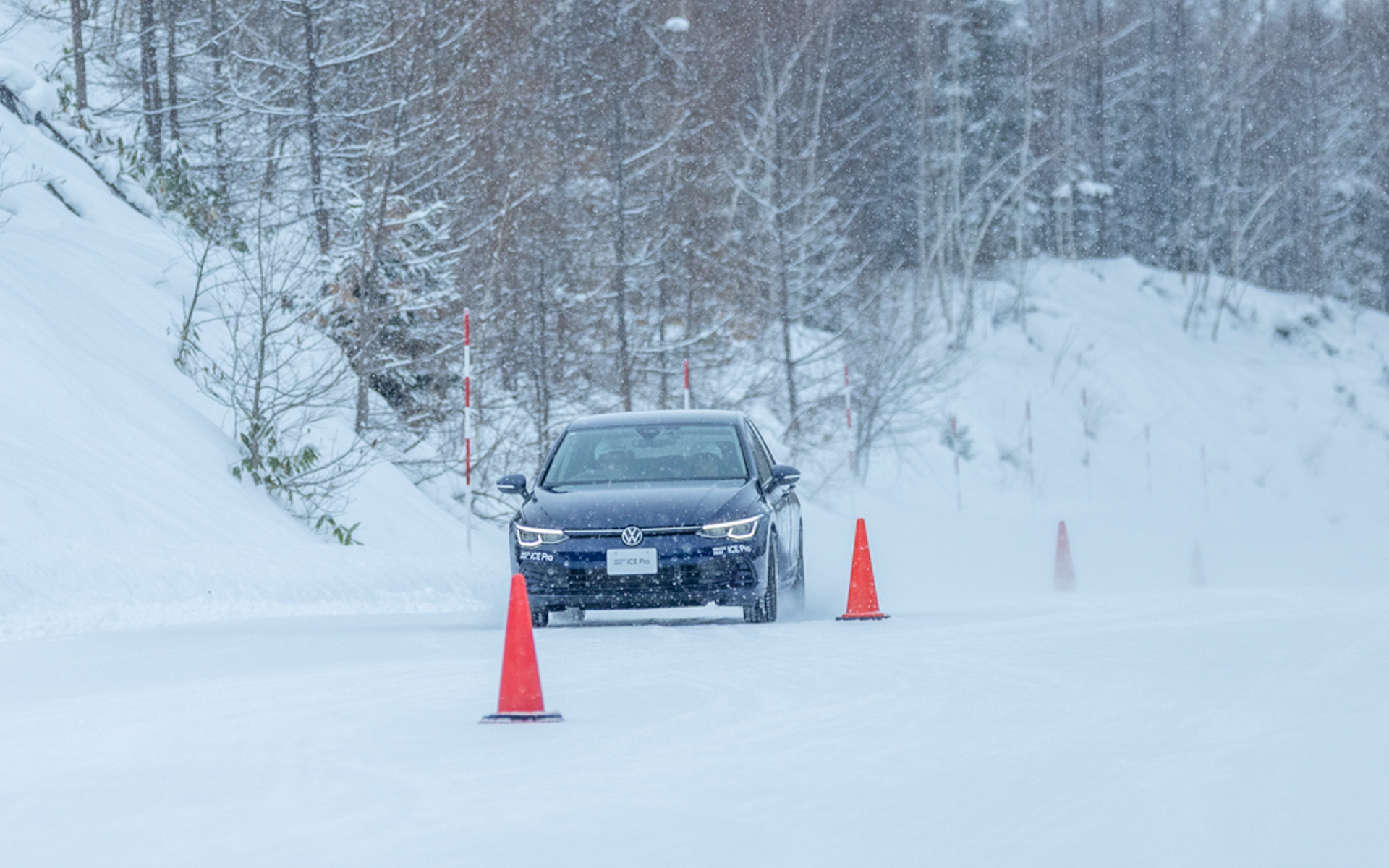 平坦路の圧雪スラローム。ブロック剛性が高く、軽いアンダーステアを保ったまま自然に旋回できた