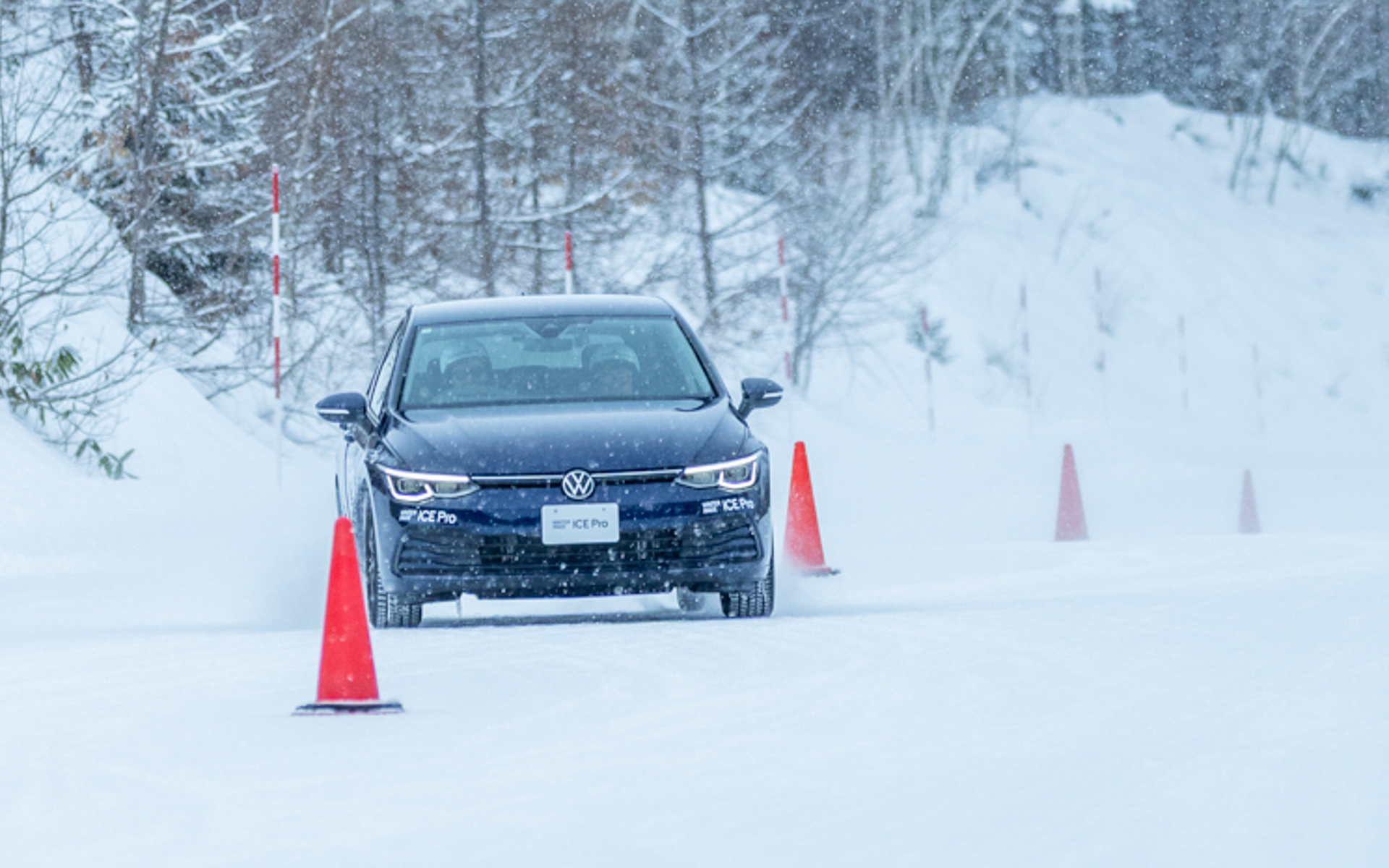 平坦路の圧雪スラローム。ブロック剛性が高く、軽いアンダーステアを保ったまま自然に旋回できた