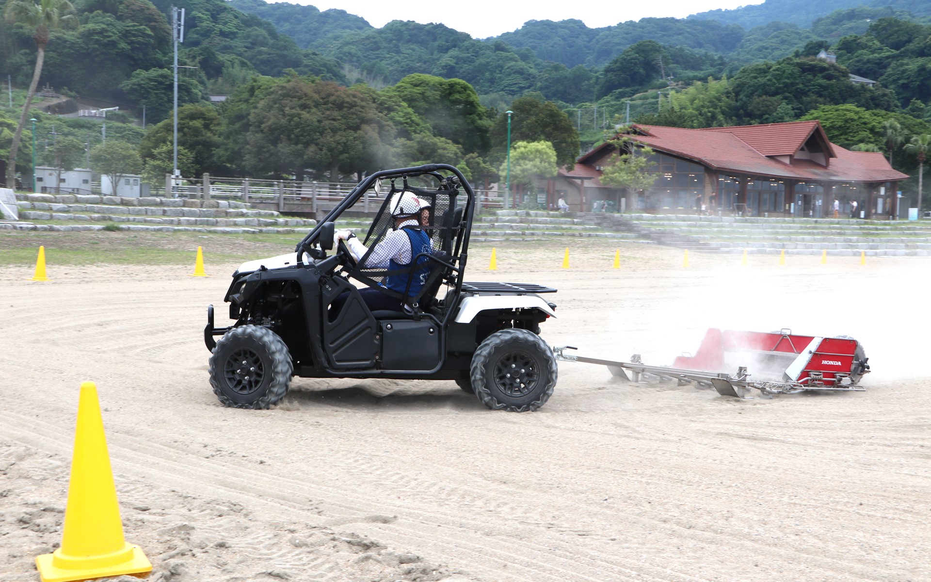 走りながら砂浜に埋もれたゴミを回収する「MPP-4W（Mobile Power Pack 4W-Vehicle Concept）」