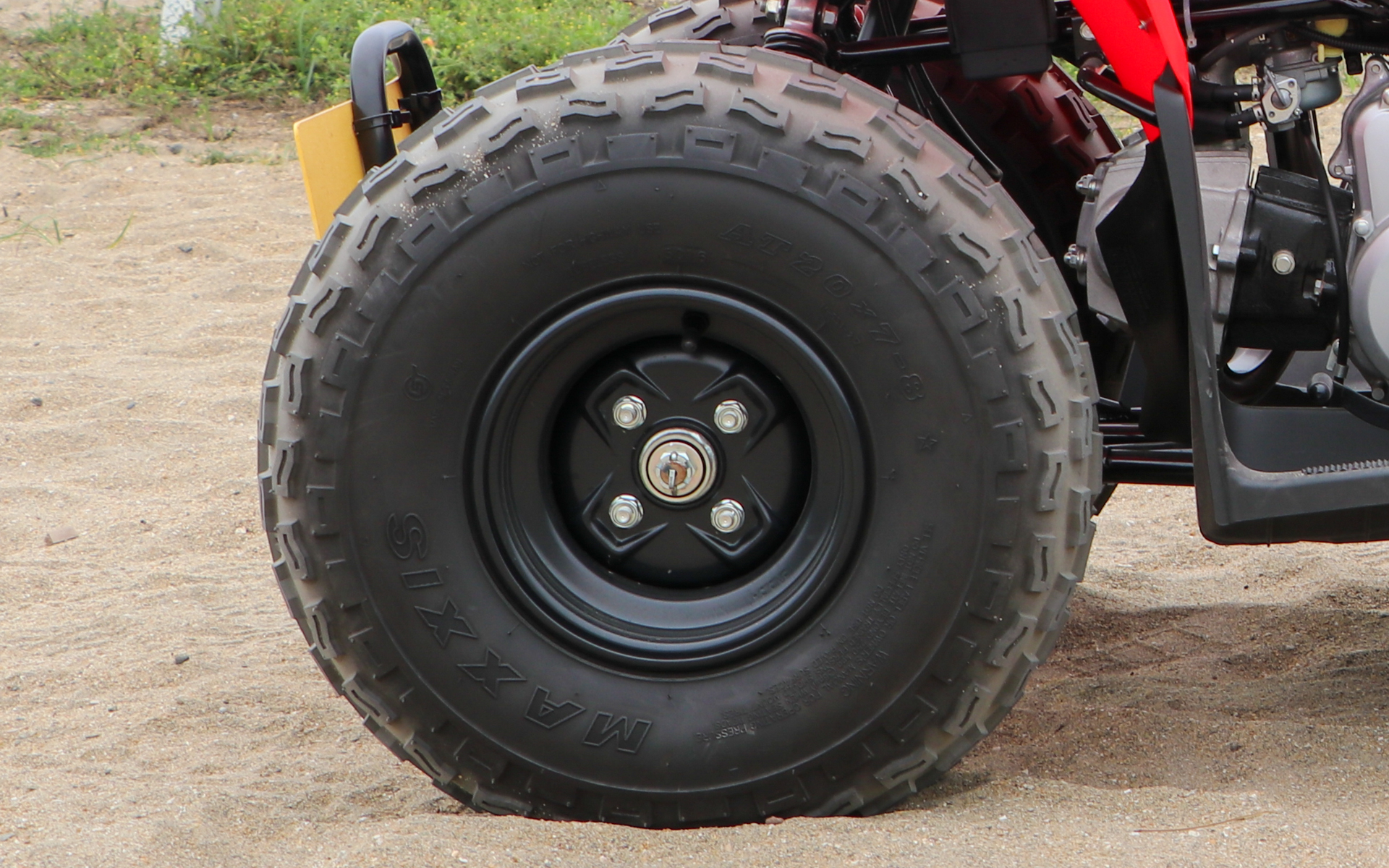 タイヤは「MAXXIS」でサイズは前がAT20×7-8、後がAT19×8-8