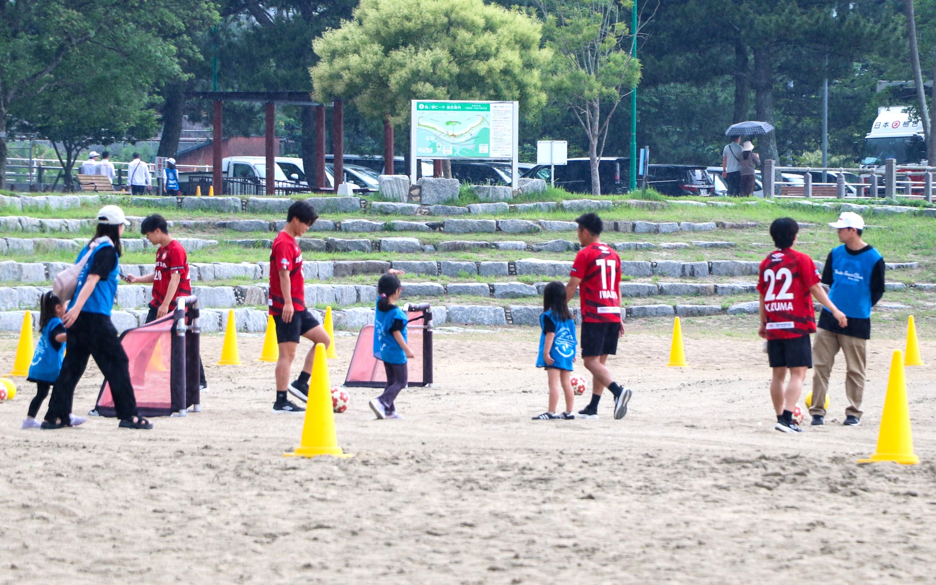 活動終了後、子供たちは綺麗になったビーチでHonda FCのサッカー選手たちとのスポーツ交流を楽しんでいた