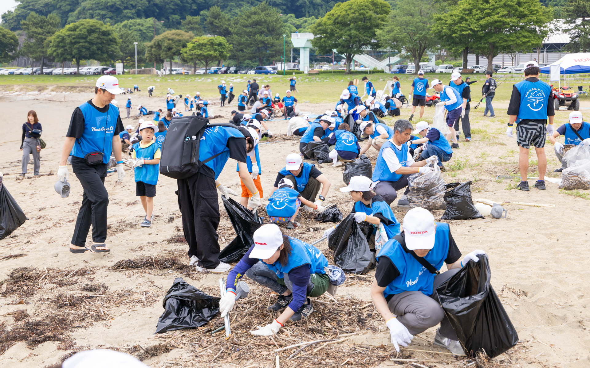 今回はホンダ、ホンダ太陽、県ホンダ会（大分県内の四輪販売店）の共催で、約175人が参加。3Dプリンタで制作した清掃アイテム「シャカシャカ」などを活用して1時間ほどゴミ拾いを実施