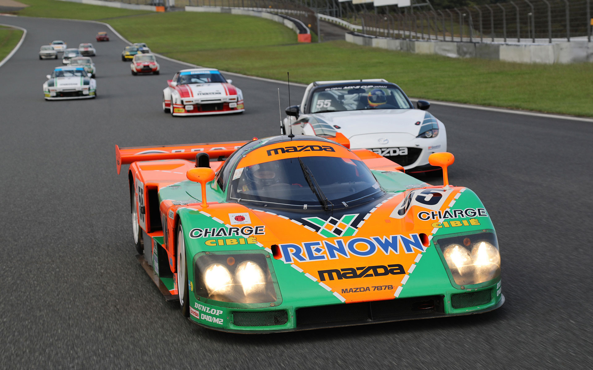 過去のマツダ車とともにパレードを行なうマツダ 787B（2018年、Be a Driver. at FUJI SPEEDWAY）