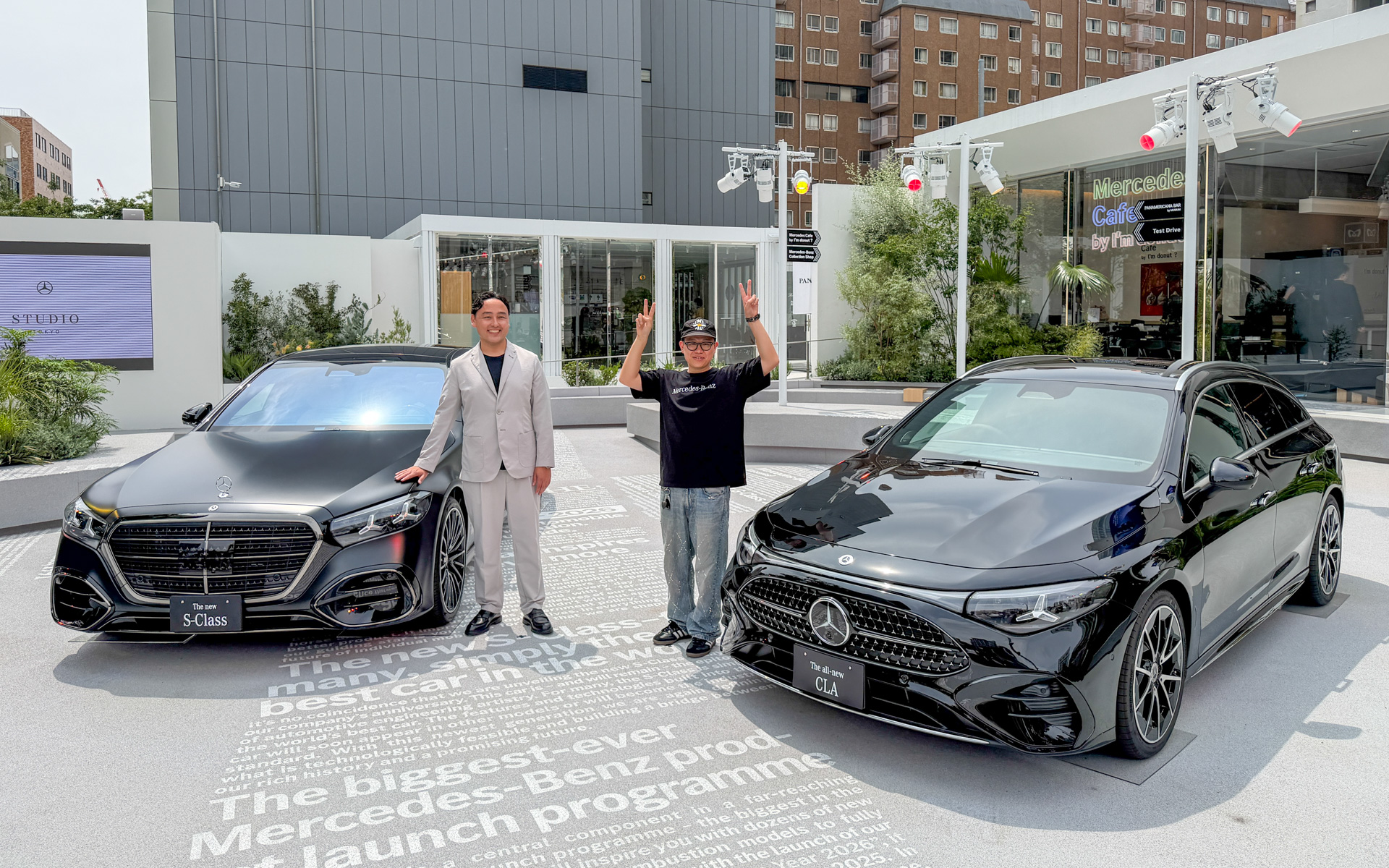 拡張した「Mercedes-Benz STUDIO TOKYO」のグランドオープン オープニングセレモニーに登壇したメルセデス・ベンツ日本社長 兼 CEOのゲルティンガー剛氏（左）とグラフィックアーティストのVERDY氏（右）