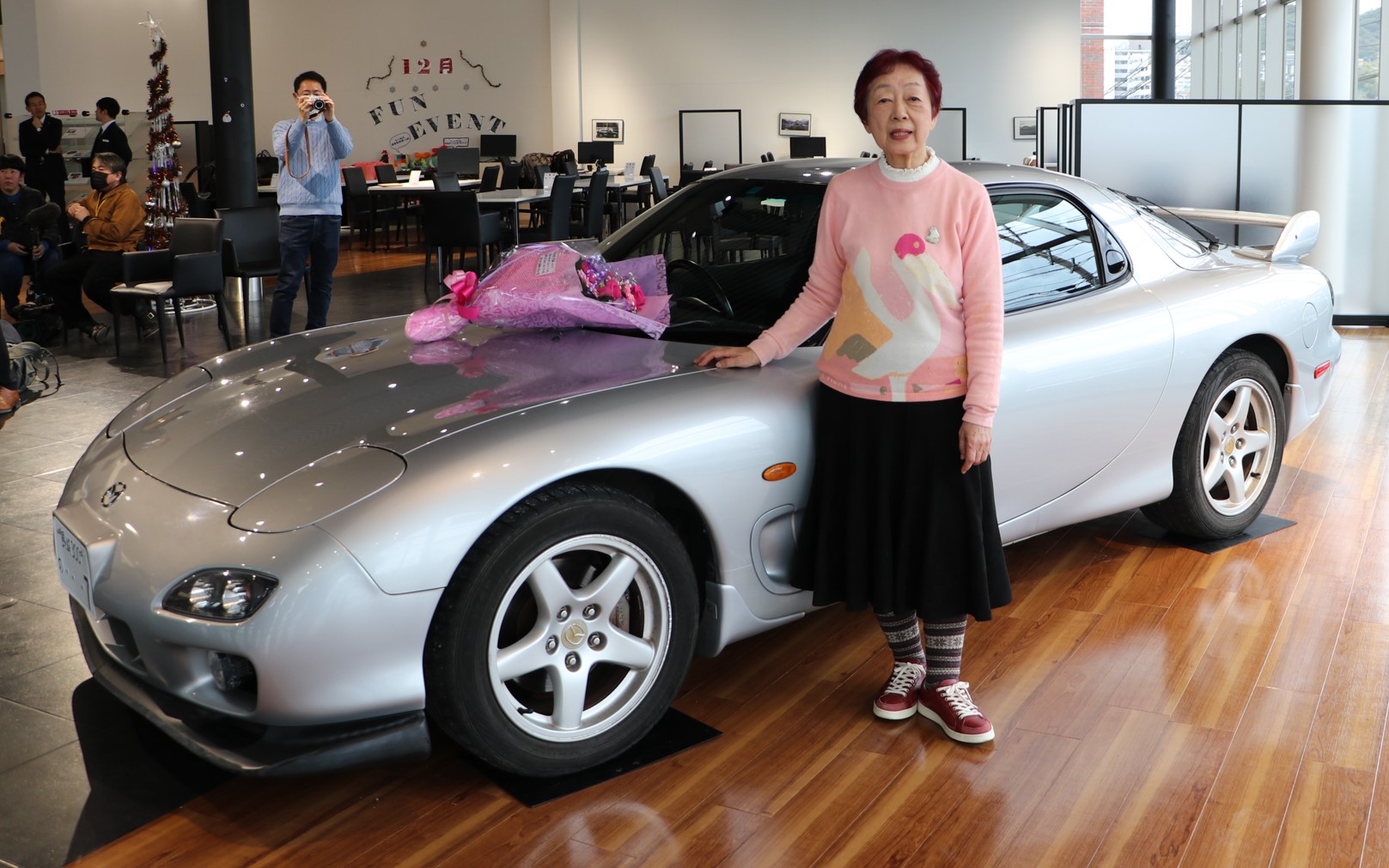 25年間乗り続けた相棒のマツダ「RX-7」と女性オーナーの西本尚子さん