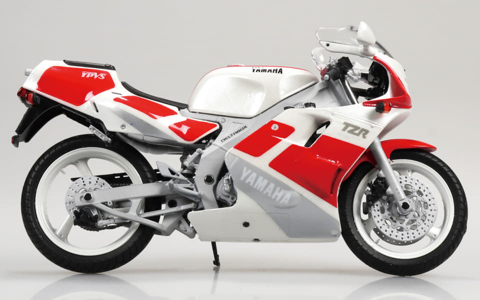 アオシマ、1/12完成品バイクシリーズに後方排気レイアウトのレーサー