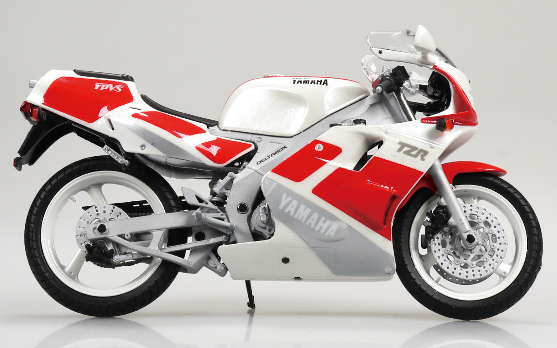 TZR250 '89 シルキーホワイト/ファインレッド