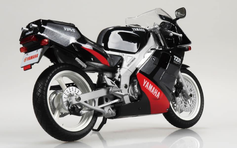 アオシマ、1/12完成品バイクシリーズに後方排気レイアウトのレーサー