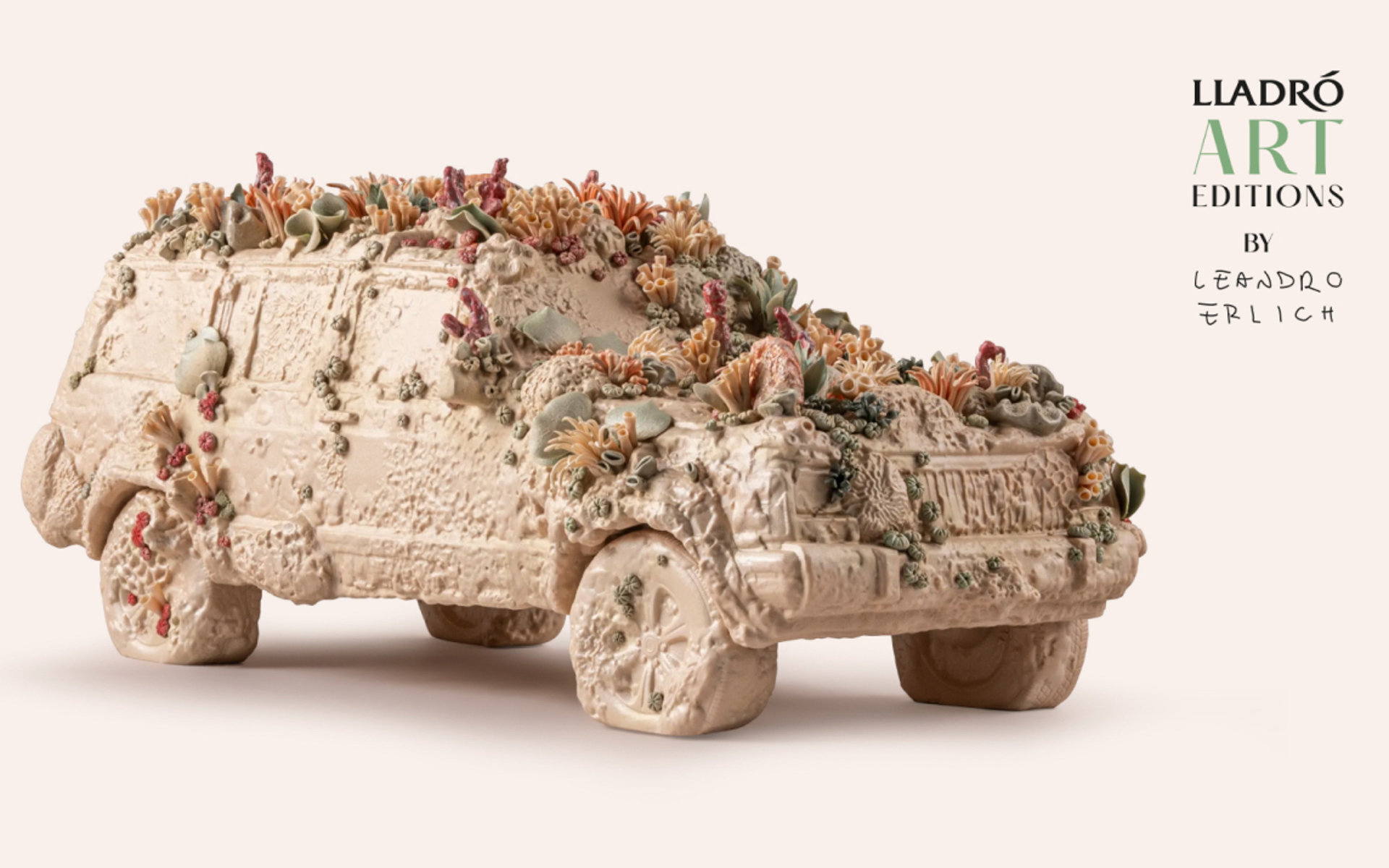 現代アーティストのレアンドロ・エルリッヒ氏とリヤドロのコラボ作品「Coral Car（Sand）」特別出展が開催される