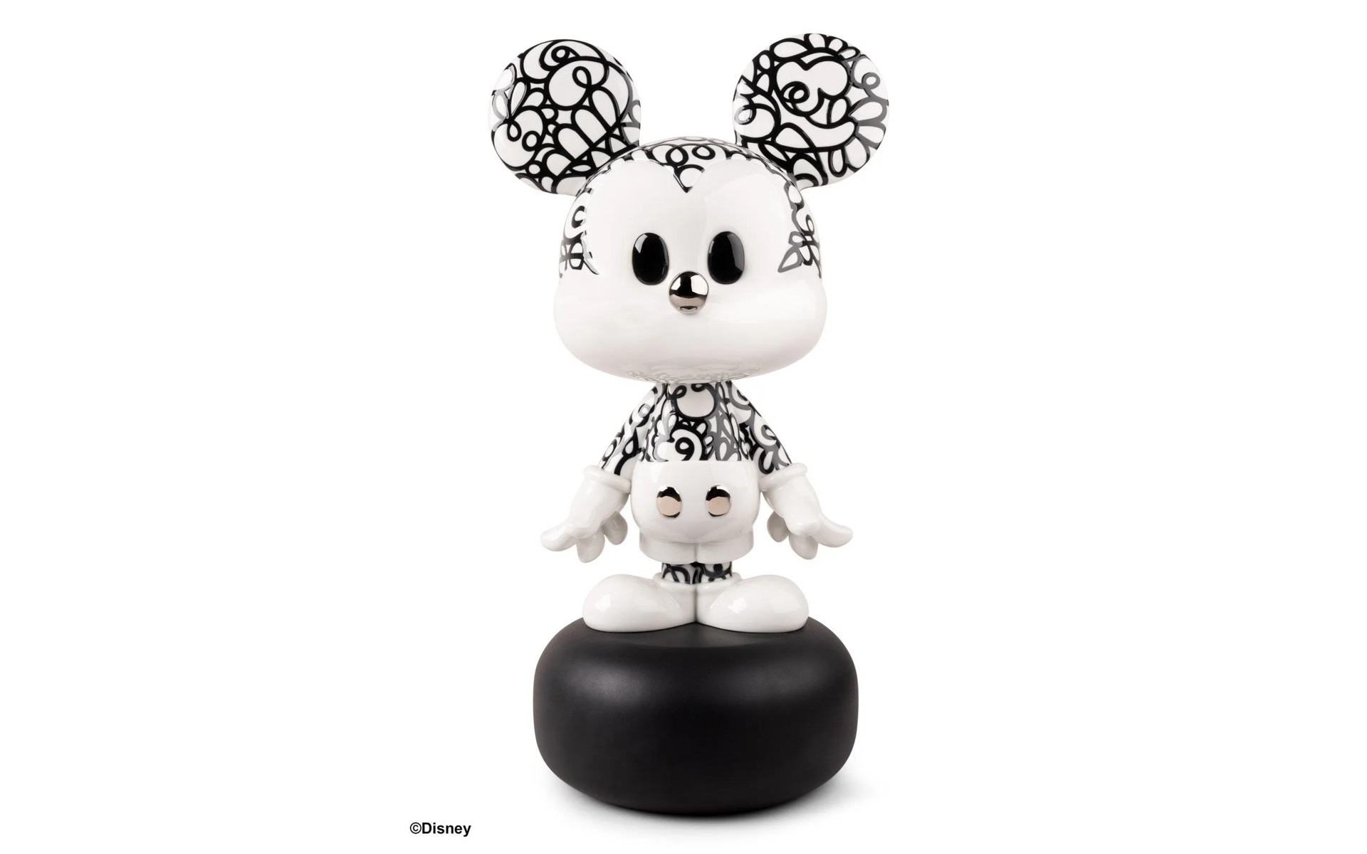 Doodle Mickey本体サイズは31×26×58cm（幅×奥行き×高さ）、台座付き
