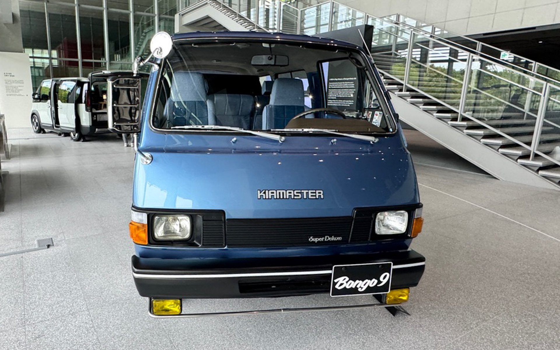 KIAのヘリテージが学べるビジョンスクエアには、1980年代に韓国を代表するバンとなった「ボンゴ」が当時の使い方や紹介記事などとともに展示されていました。日本の私たちも、マツダ・ボンゴとしてお馴染みですね