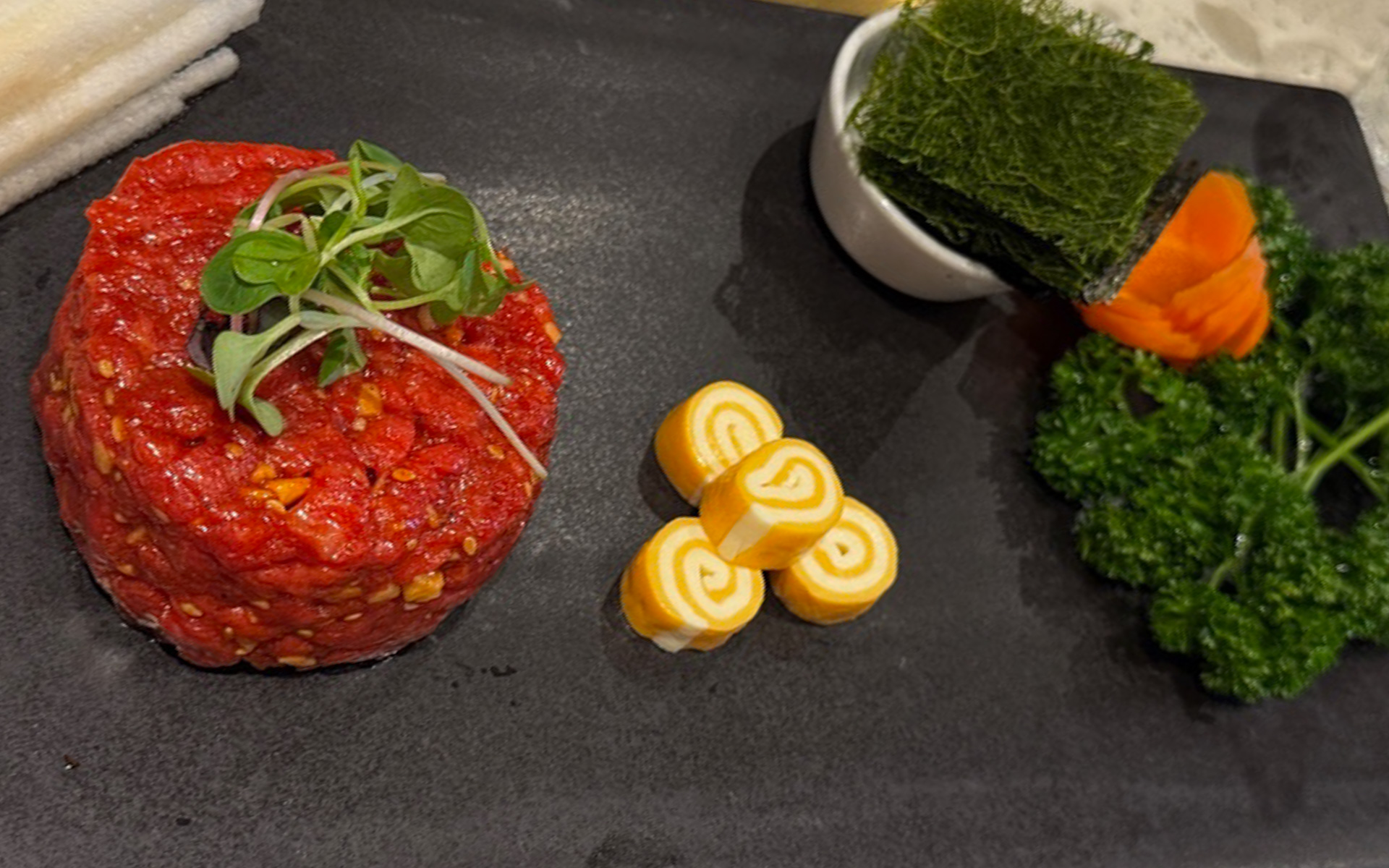 濃厚なタレとお肉を手で混ぜ混ぜして、海苔にはさんでいただく高級版ユッケ。それまでにさんざん食べてお腹いっぱい、と思っていたのにこれは別腹の美味しさでした
