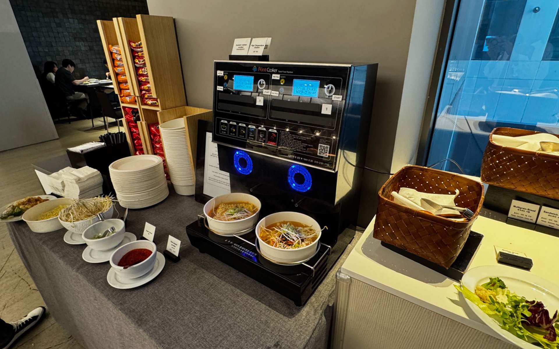自分でインスタントラーメンを器に入れ、好きな具材をのせ、スイッチを押すと自動でぐつぐつ煮立ててくれる自動ラーメン機。韓国人もラーメン大好きなんですね