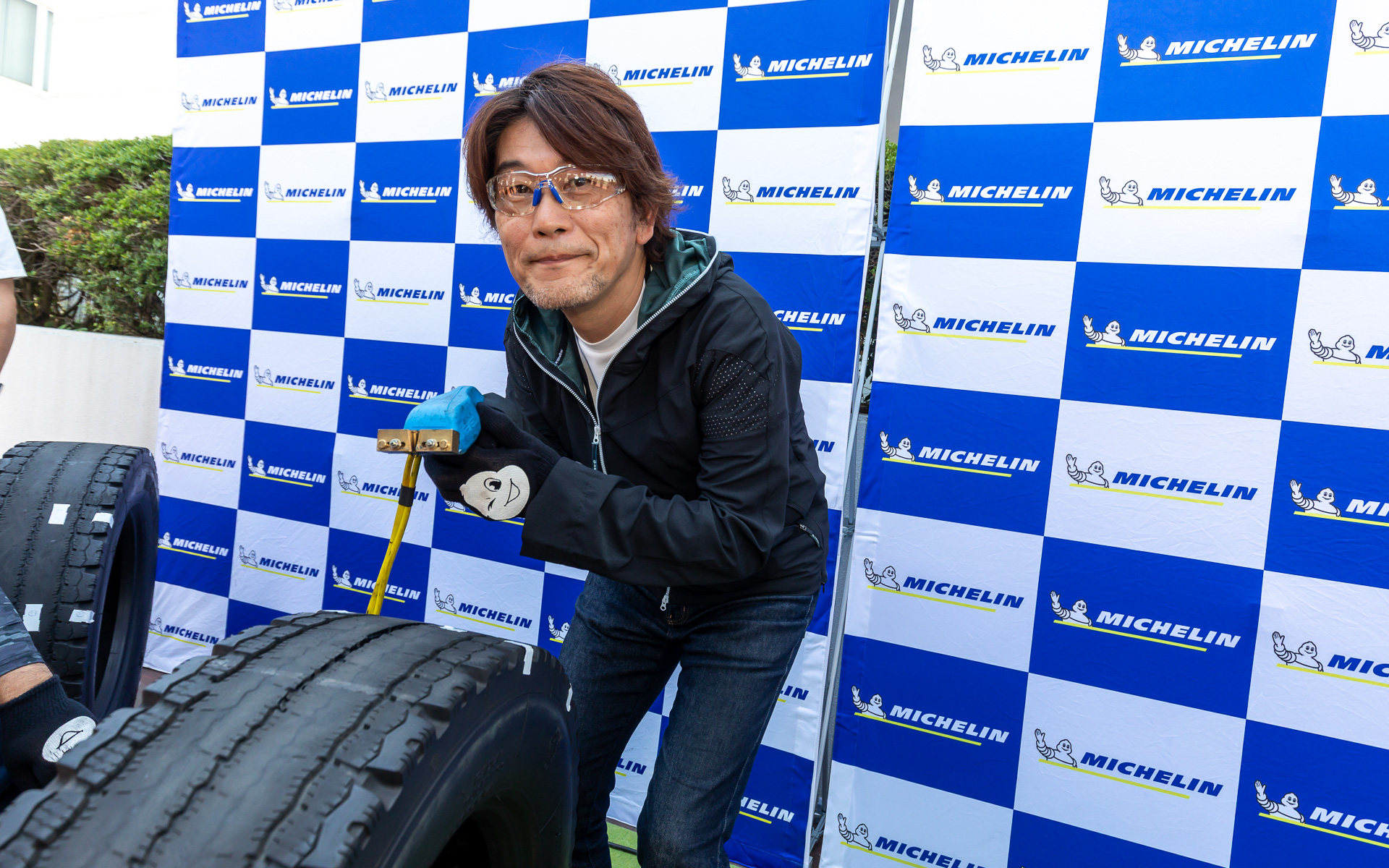 すり減ったタイヤの表面に新たに溝を掘る「リグルーブ」を体験！