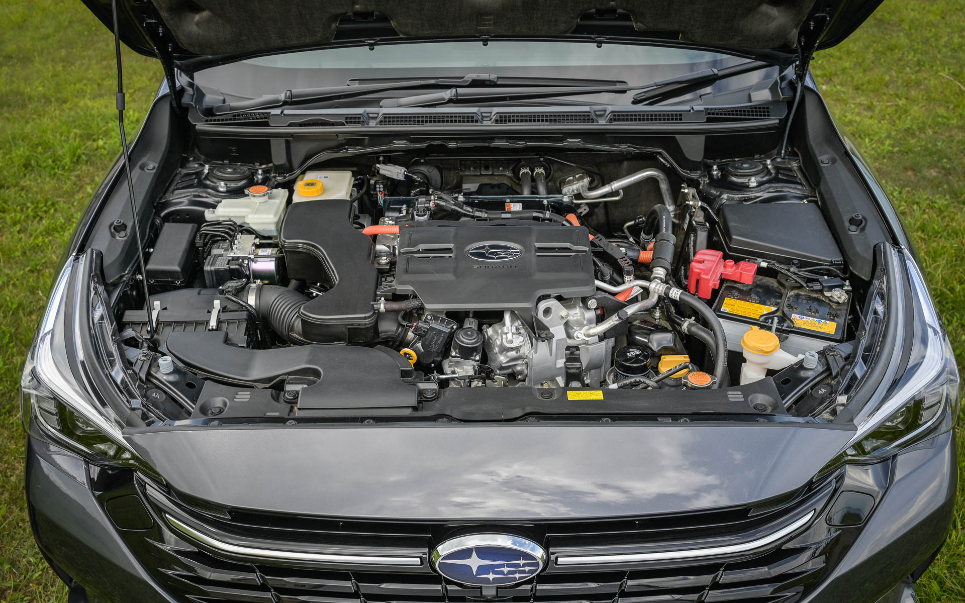 最高出力118kW（160PS）/5600rpm、最大トルク209Nm（21.3kgfm）/4000-4400rpmを発生する水平対向4気筒DOHC 2.5リッター直噴エンジンを搭載。4.3Ahのリチウムイオンバッテリを搭載し、最高出力88kW（119.6PS）、最大トルク270Nm（27.5kgfm）のモーターを駆動する